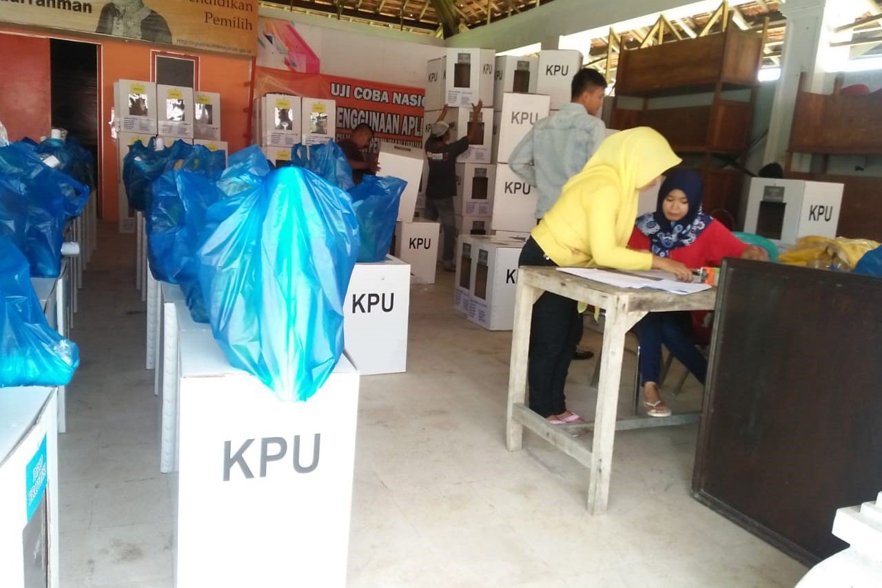 Surat Suara Kurang, Distribusi Logistik Pemilu Kepulauan Sumenep Molor