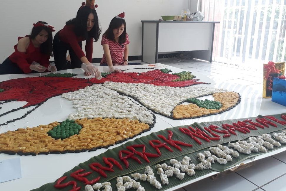 Mahasiswa Ubaya Sulap Jajanan Pasar Jadi Lonceng Natal
