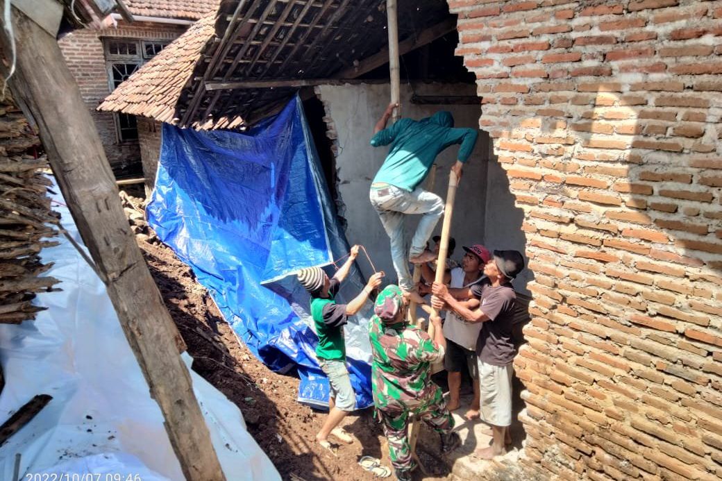 Hujan Deras, Rumah Warga di Pinggir Sungai Kalikatir Mojokerto Kena Longsor