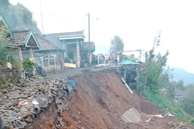 Longsor, Jalan Desa di Lereng Bromo Terputus