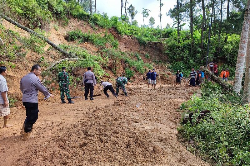 Longsor Tutup Sejumlah Jalan Alternatif Perbatasan Ponorogo-Trenggalek 
