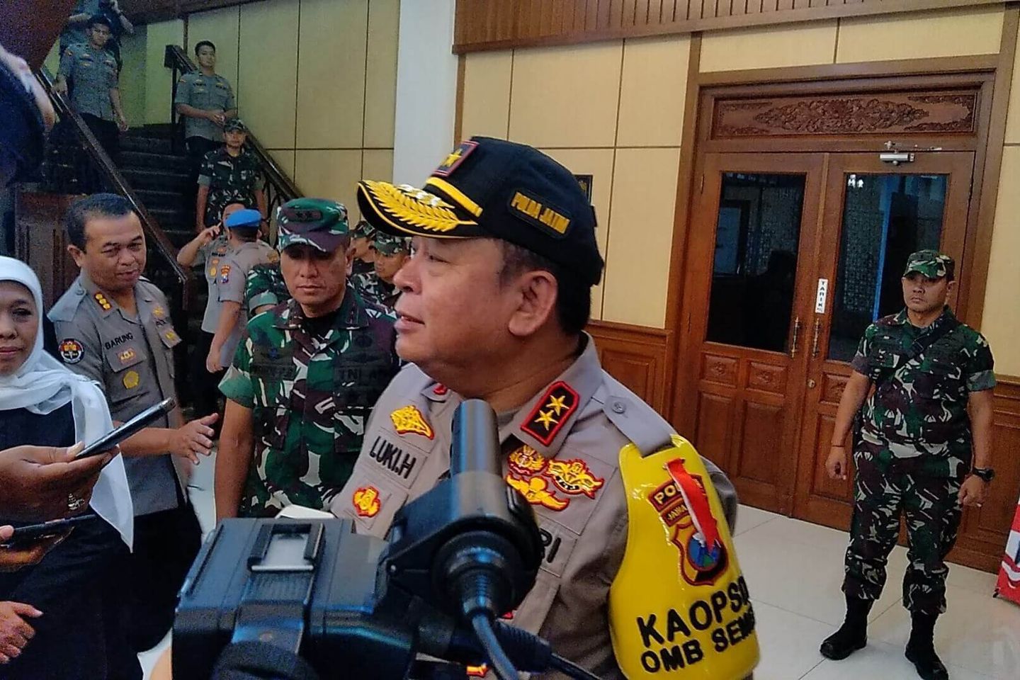 Tinjau Lokasi Pembakaran Mapolsek Tambelangan, Kapolda Terbang ke Sampang