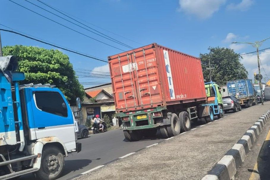 Dampak Antrean Solar Bersubsidi, Jalur Surabaya-Mojokerto Macet