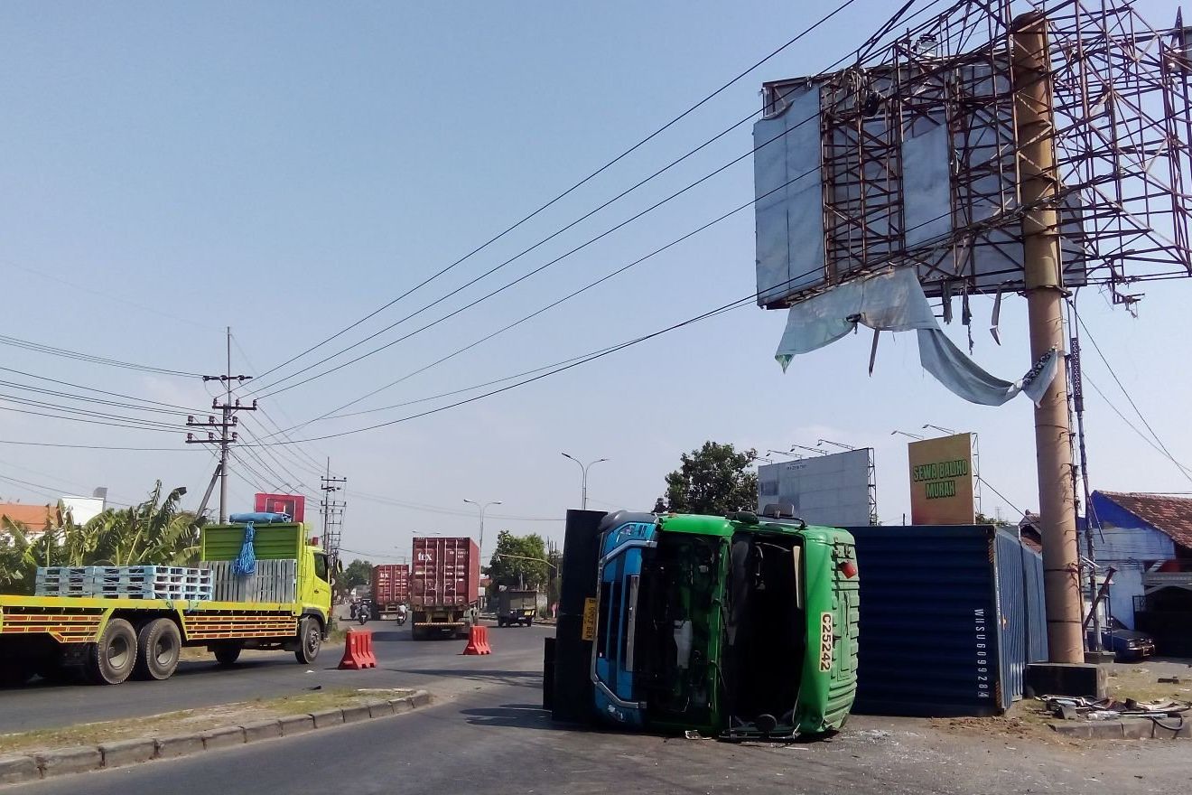 Truk Bermuatan Triplek Terguling, Macet Panjang di Simpang Tiga Jampirogo Mojokerto