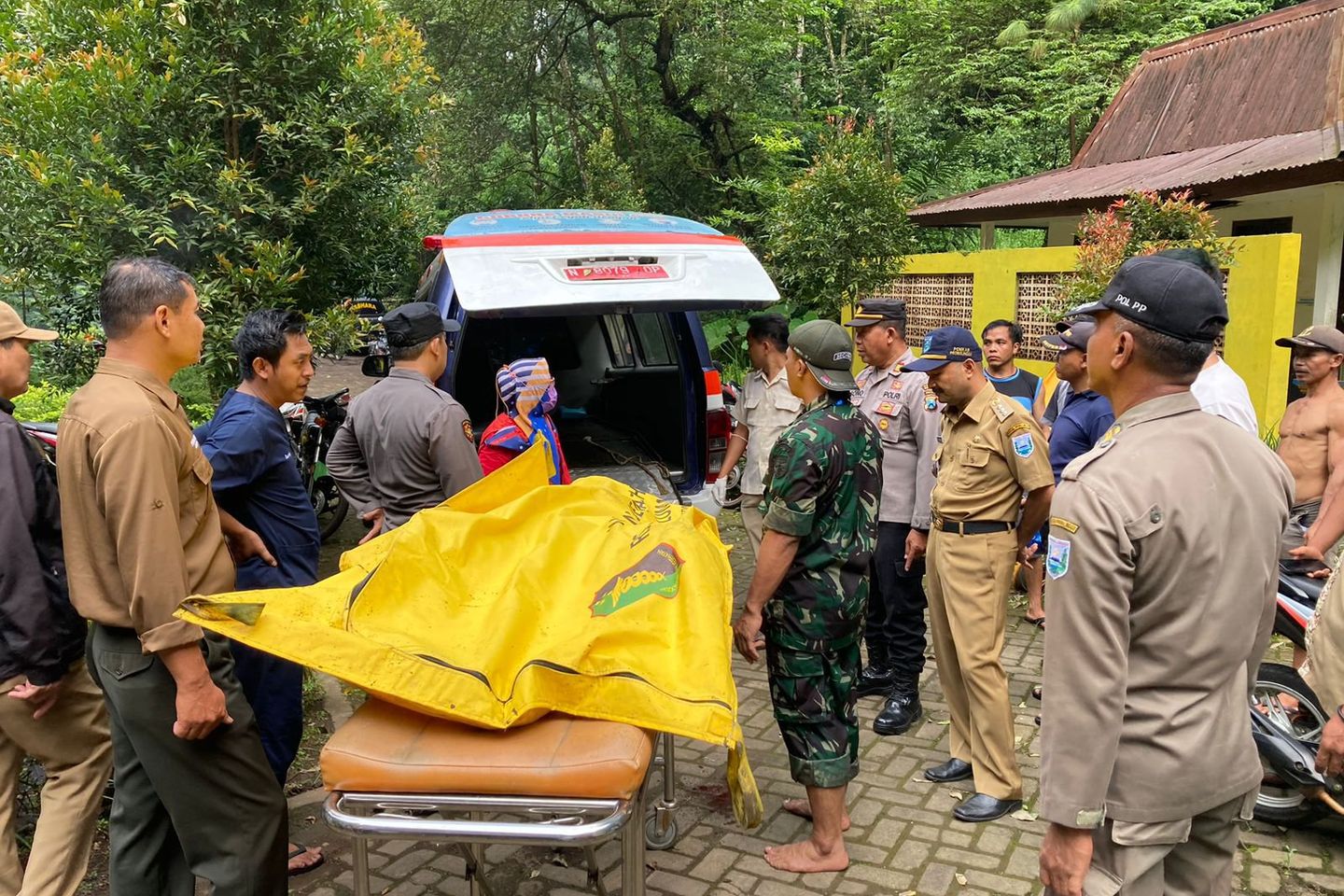 Wisatawan Tewas Tertimpa Batu dari Tebing Air Terjun Madakaripura Probolinggo