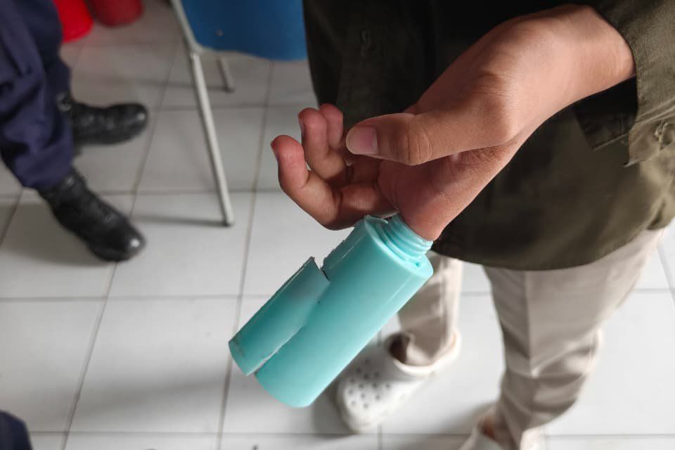 Mahasiswa asal Palembang Viral Usai Jari Tersangkut Botol Sabun, Ditolong Damkarmat Jember