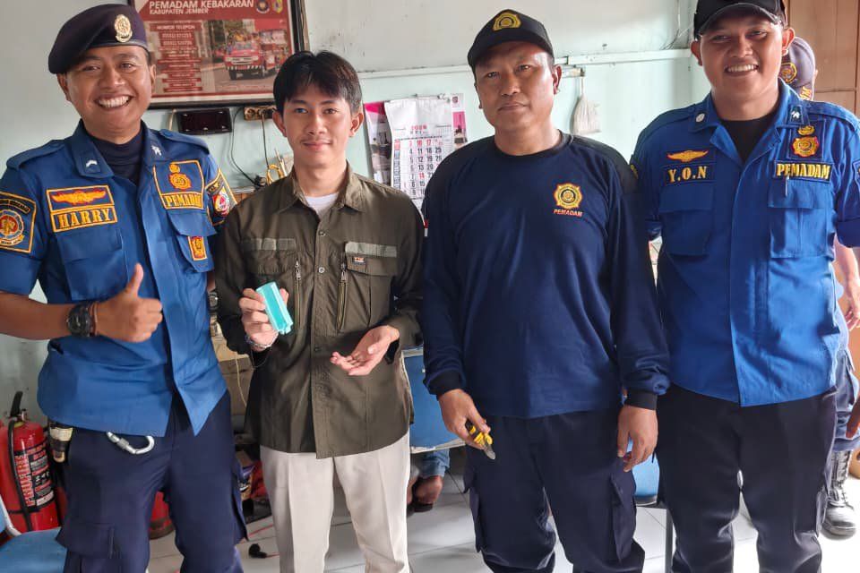 Sempat Viral karena Jari ‘Terjebak’ Botol Sabun, Hanya Butuh 5 Menit Damkarmat Jember Tolong Mahasiswa