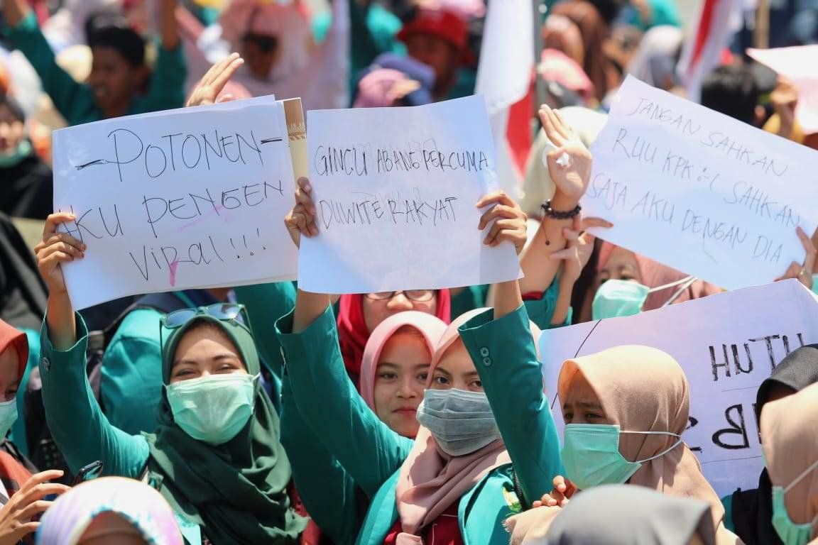 Mahasiswa Ponorogo Saling Dorong dengan Polisi, Paksa Masuk Gedung DPRD