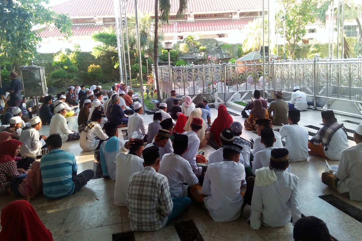 Menjelang Lebaran, Penjual Bunga Ziarah Bermunculan