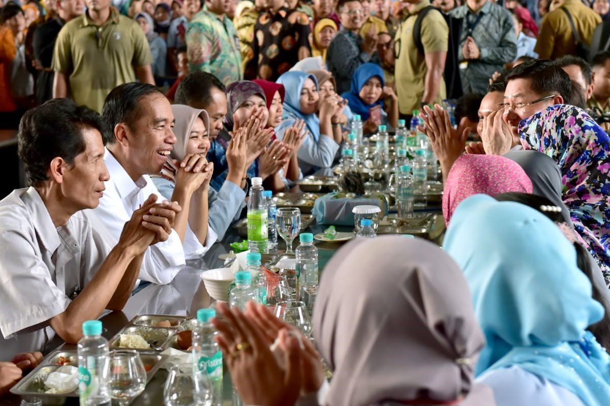 Makan Siang Bersama Buruh Pabrik, Ini Menu Pilihan Jokowi