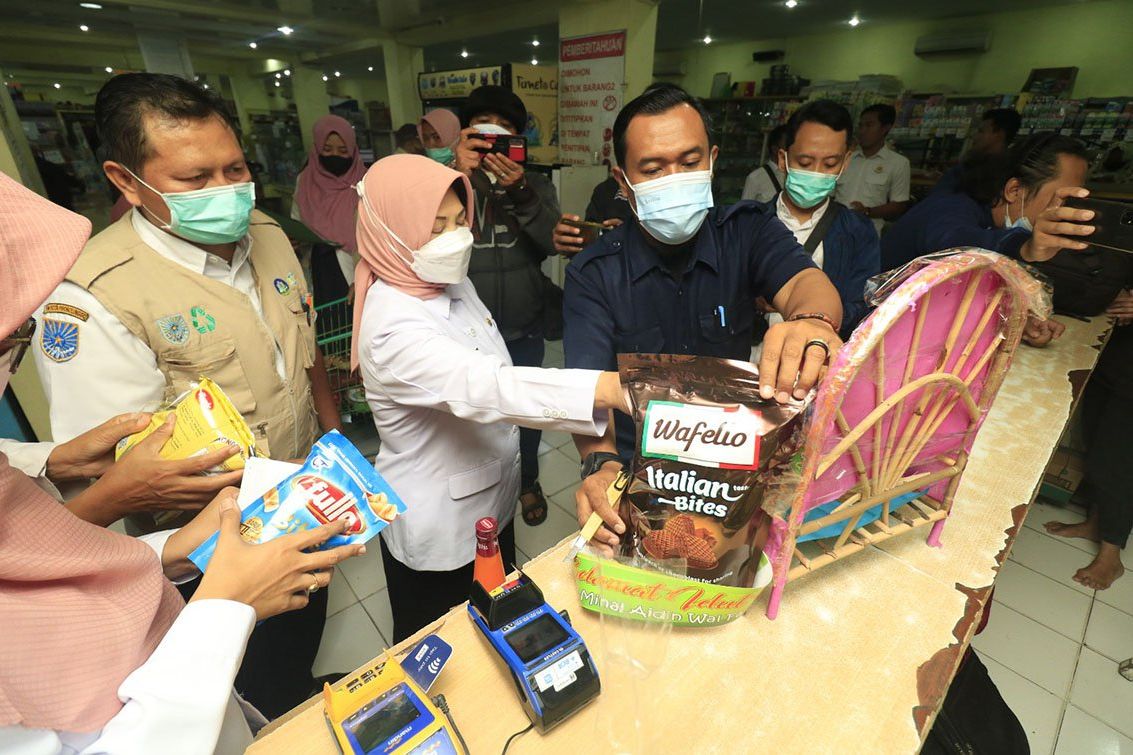 <strong>Sidak Mamin di Pertokoan Kota Probolinggo, Petugas Temukan Produk Kadaluarsa dan Rusak</strong>