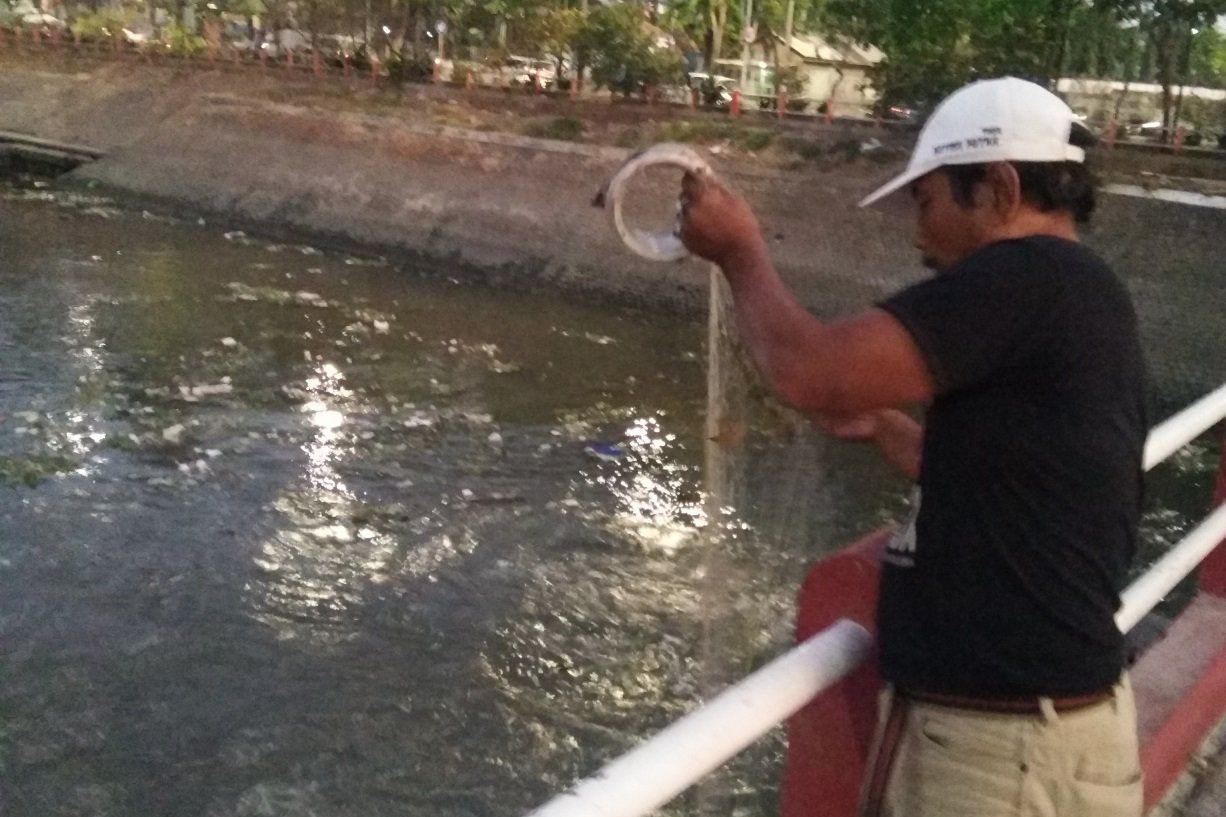 Pintu Air Jagir Wonokromo di Mata Pemancing