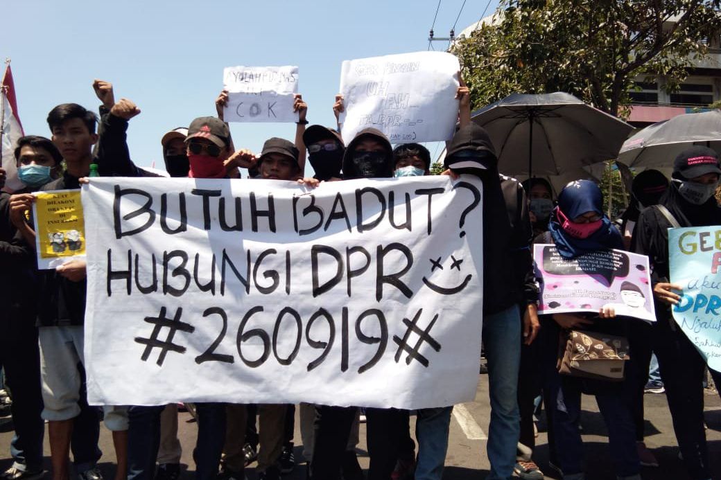 Peserta Demo Lempar Botol ke Gedung DPRD Jatim