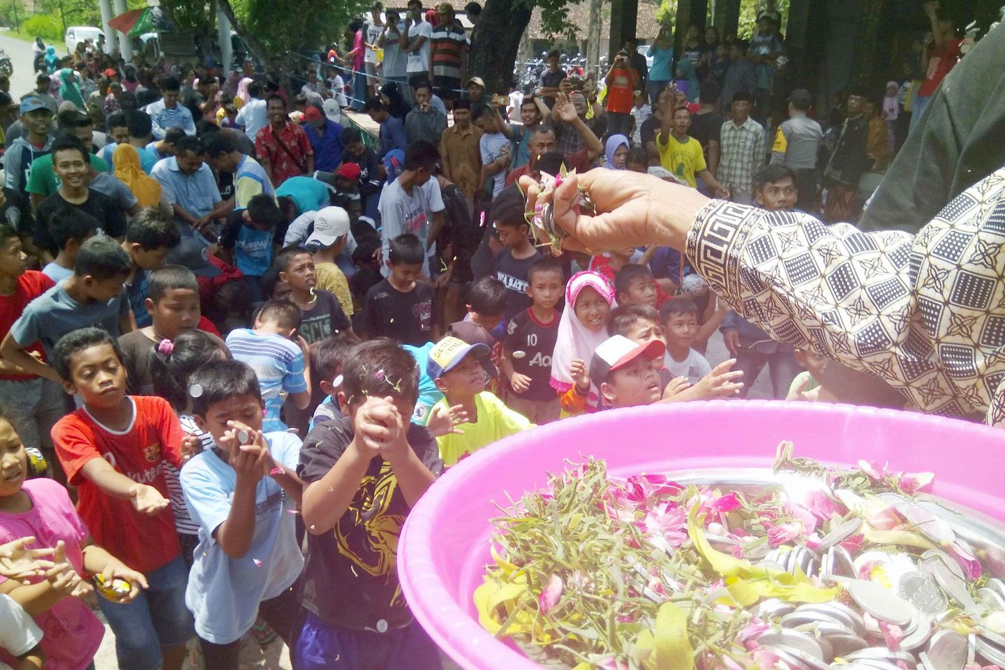 Warga Madiun Rebutan Koin Senilai Rp 10 Juta