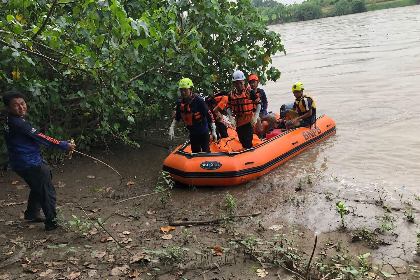 Mayat Misterius Mengapung di Sungai Brantas Mojokerto, Evakuasi Terkendala Arus Deras