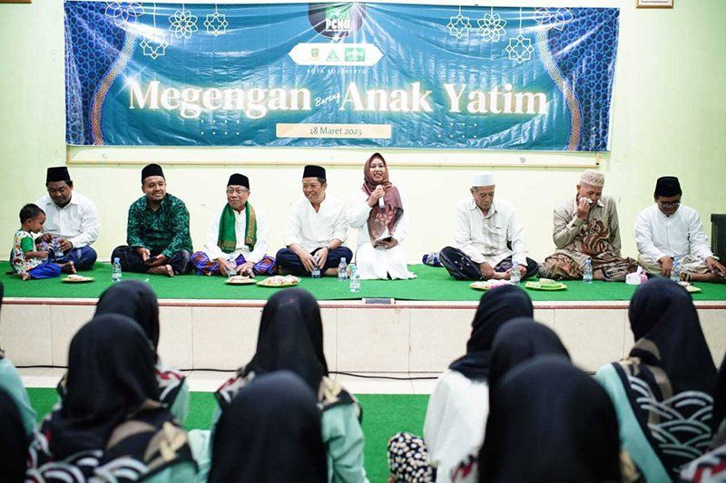 Walkot Mojokerto Ning Ita Megengan Bersama Anak Yatim di Kantor PCNU