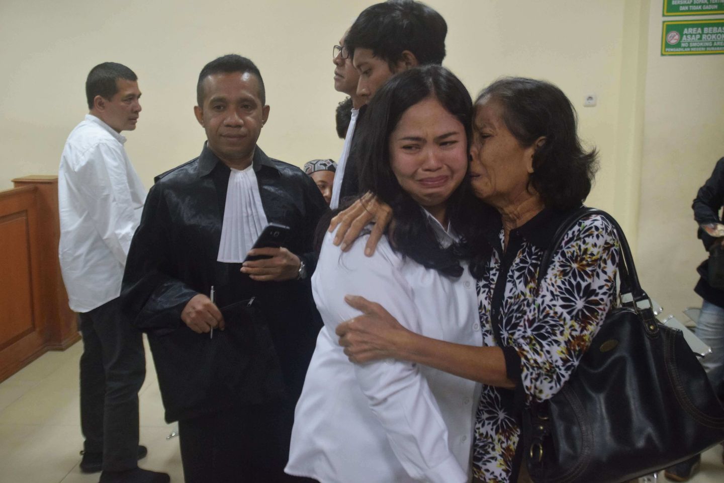 Mantan Anggota DPRD Malang Mewek usai Divonis Hukuman Penjara