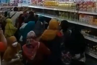 Langka, Warga Jember Berdesakan Berebut Minyak Goreng
