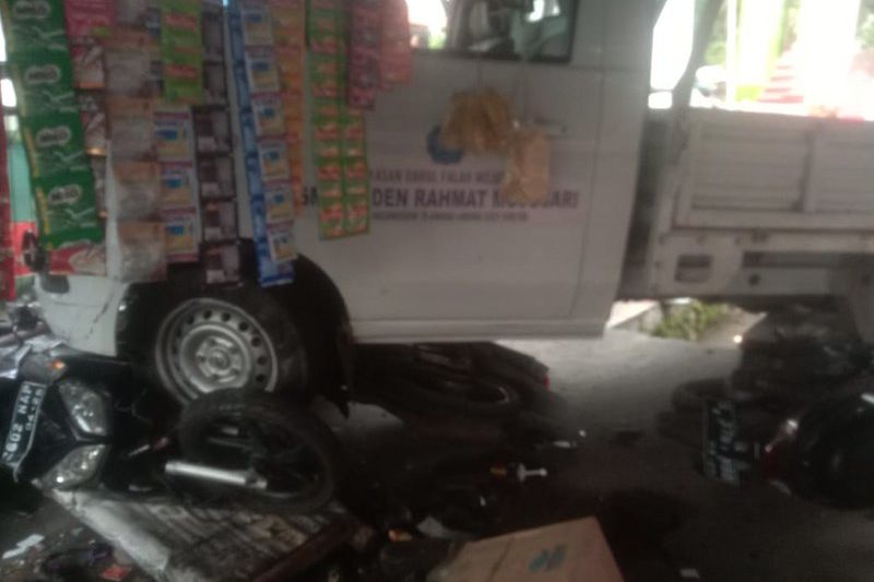Mobil Pikap Milik SMK di Mojosari Mojokerto Tabrak Warung, Dua Orang Terluka