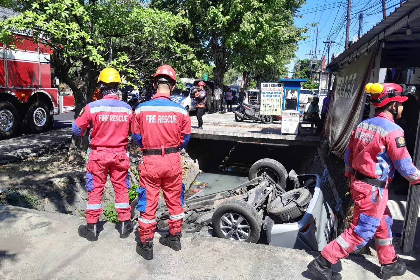Diduga Hilang Kendali Saat Keluar Parkiran, Xenia Tercebur ke Saluran Air di Menur Surabaya