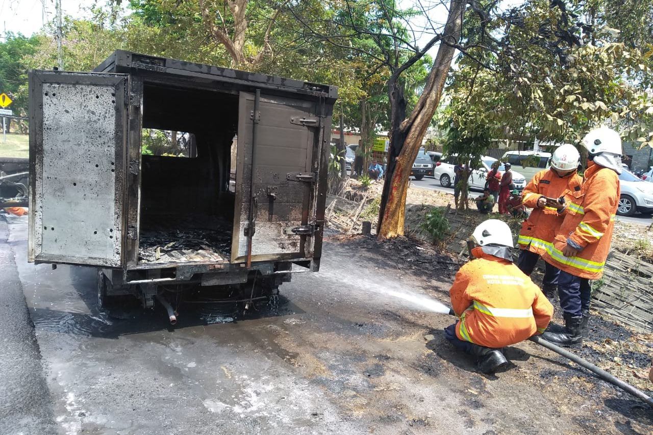 Ini Penyebab Mobil Pikap Boks Terbakar