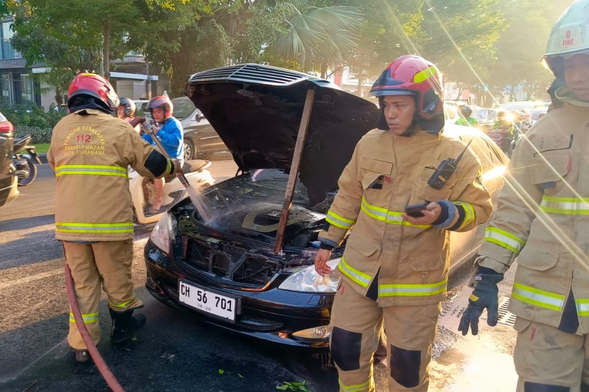 Mercedes-Benz S600 Guard Konsul Kehormatan Hungaria Terbakar di Surabaya