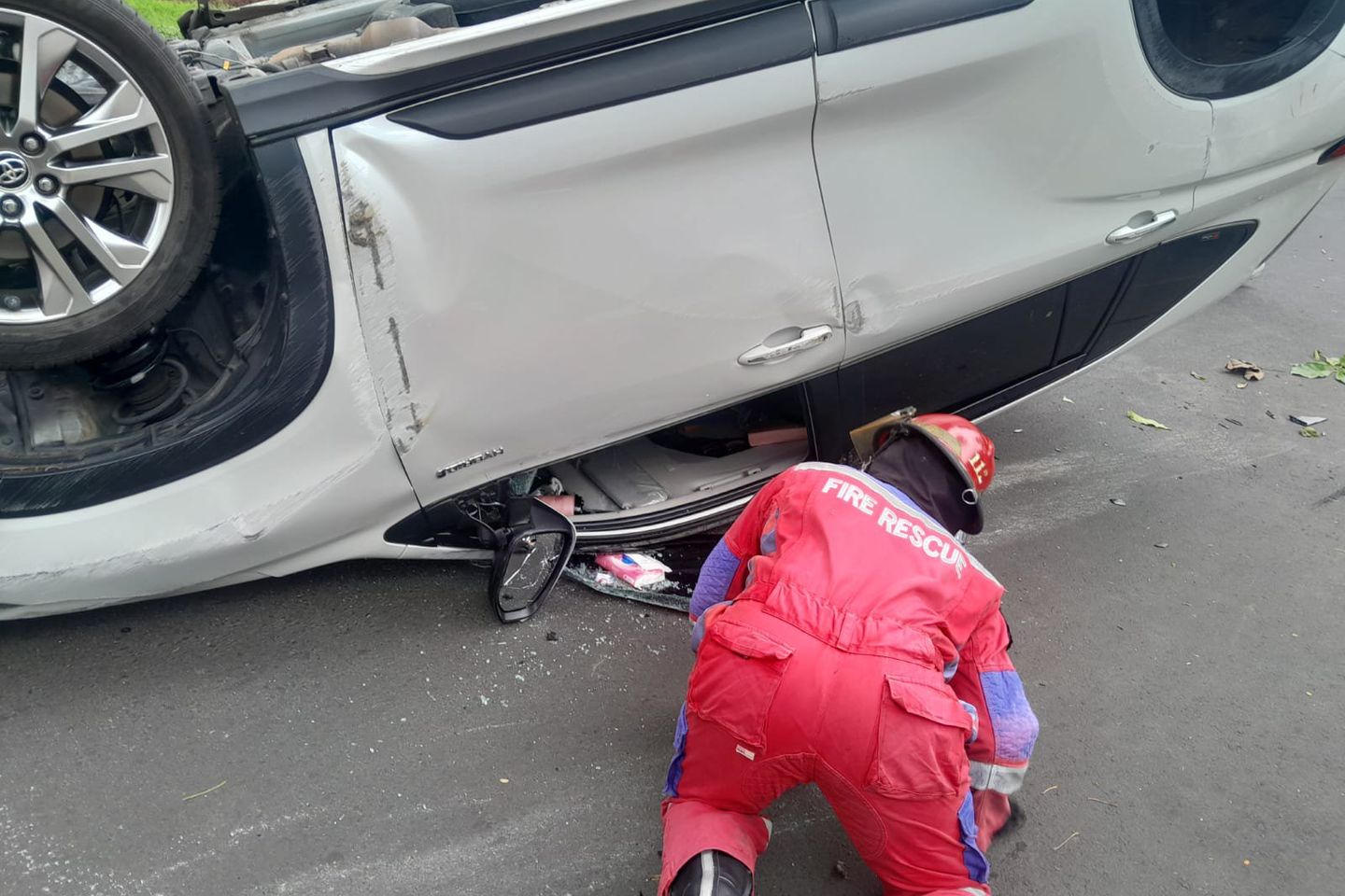 Mobil Terbalik di Dharmahusada Surabaya, Diduga Pengemudi Sopir Lansia Mengantuk
