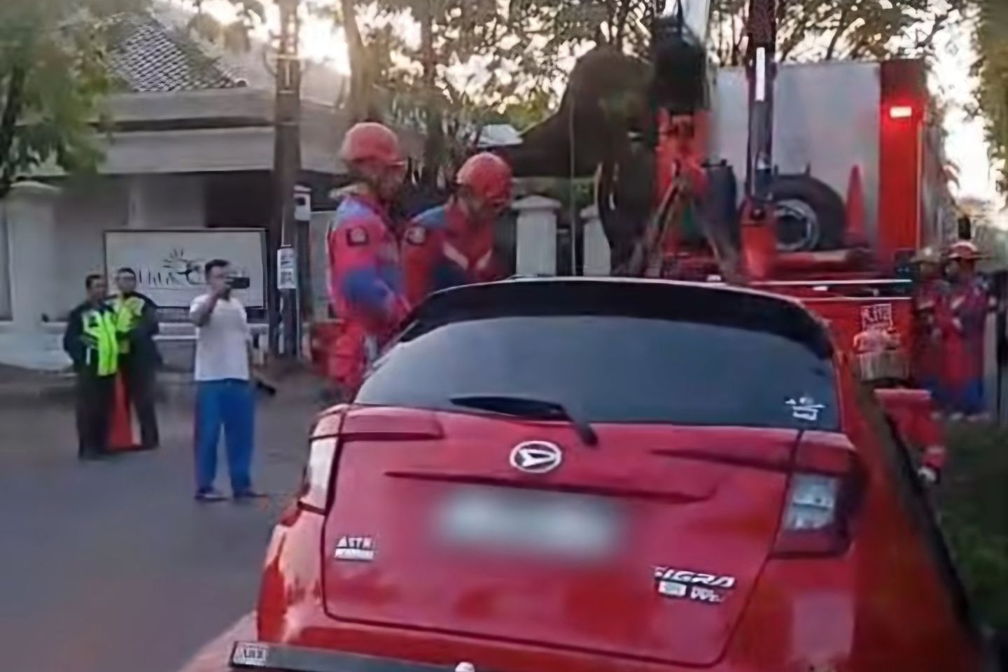 Mobil Terperosok ke Selokan di Mulyorejo Surabaya, Pengemudi Cedera