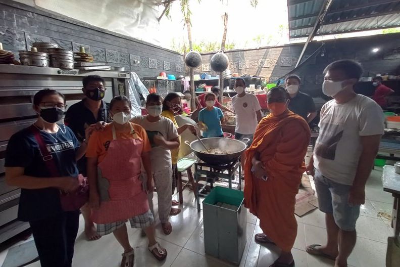Peduli Isoman, Pengusaha dan Warga Tionghua Kirim Makanan Jadi