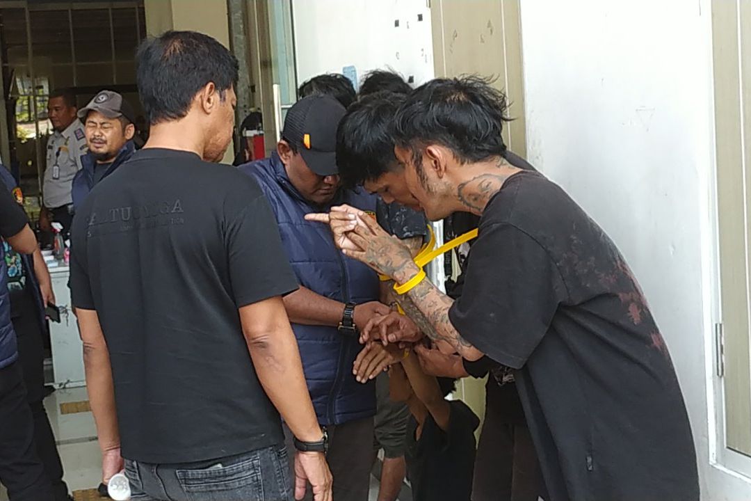 Polda Jatim Amankan Lima Orang Positif Narkoba di Joyoboyo Surabaya, Dua Poket Sabu Disita