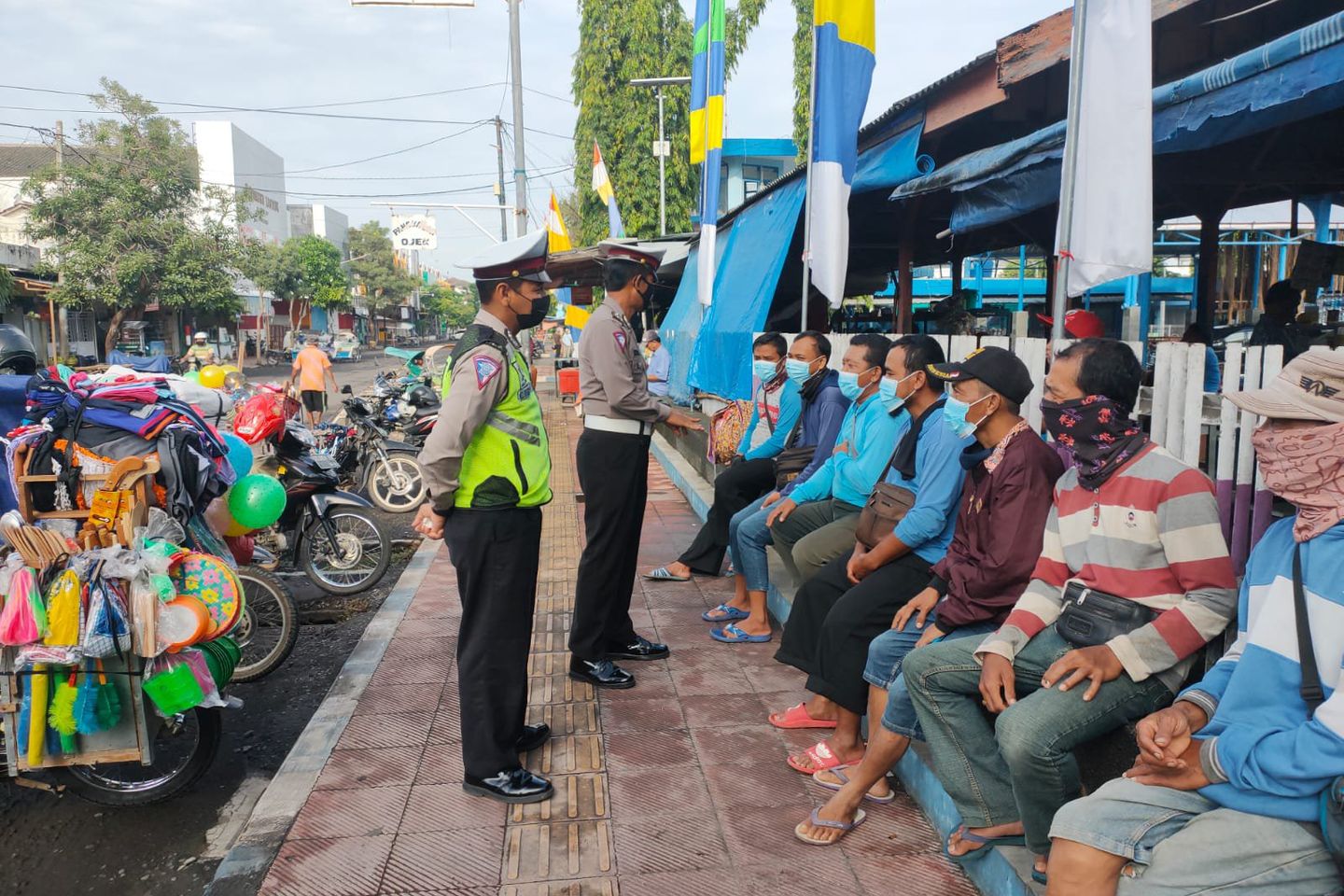 Cegah Covid Varian Omicron, Polres Situbondo Edukasi Ojek dan Sopir MPU
