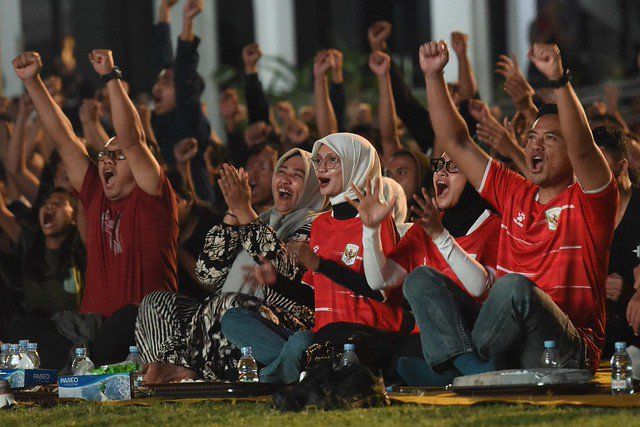 Nobar Final Timnas, Vinanda dan Warga Kediri Rayakan Kemenangan Garuda