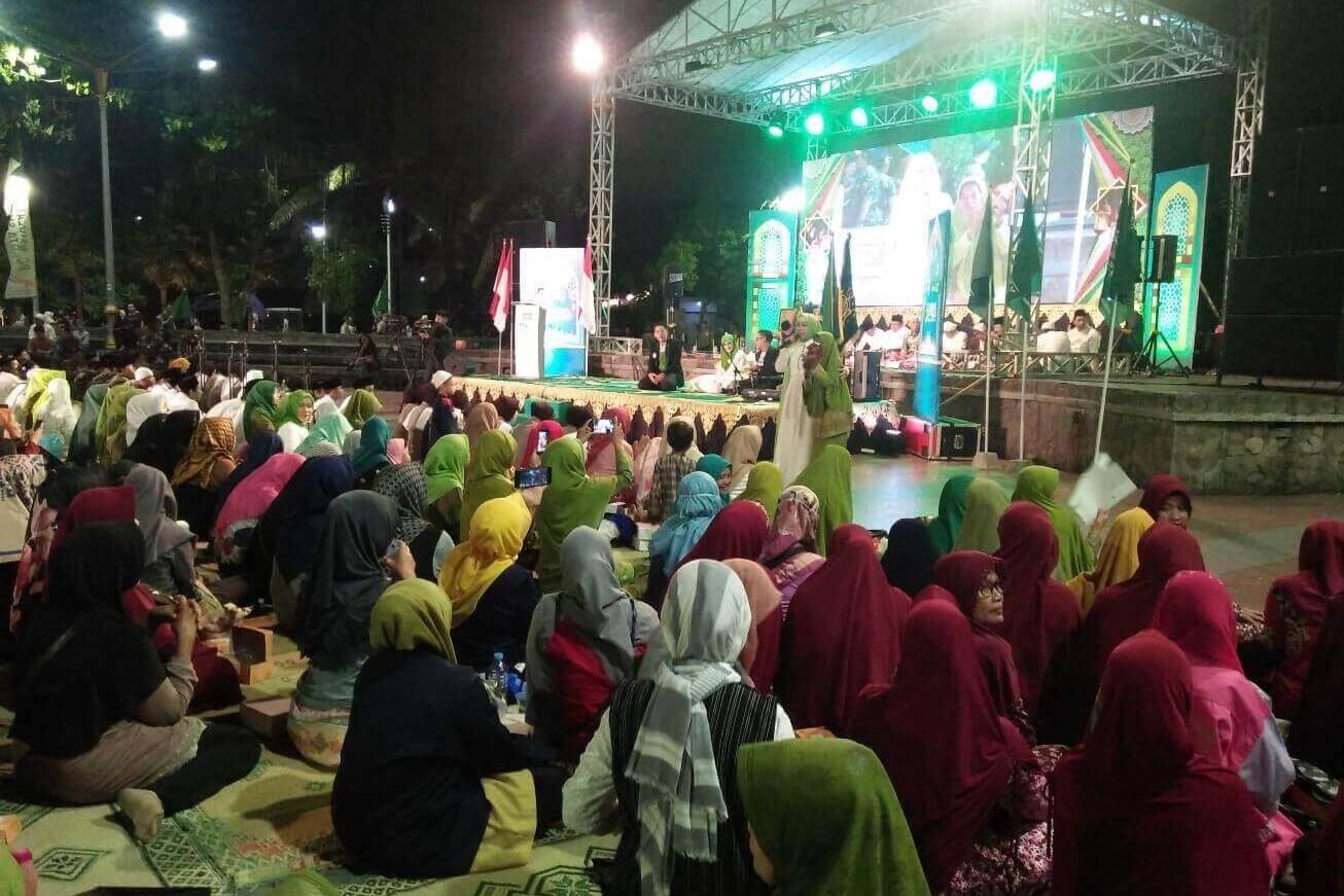 Warga Surabaya Penuhi Taman Bungkul Hadiri Nuzulul Quran