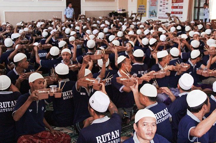 Terasa di Rumah Sendiri, Ratusan Warga Binaan Rutan Situbondo Nyate Bareng Daging Kurban
