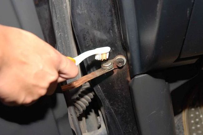 Ini Tips Merawat Engsel Pintu Mobil Bekas Agar Tak Seret