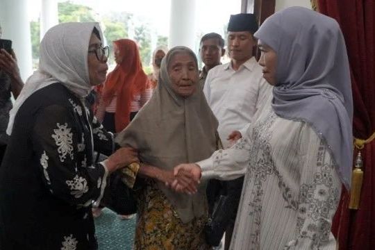 Lebaran, Khofifah Berbagi Sembako saat Open House di Grahadi
