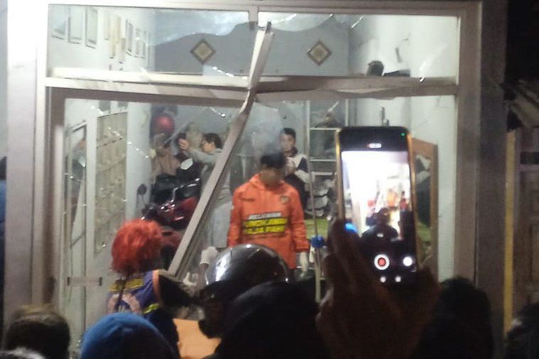 Tabrak Teras Salon, Pemotor di Mojokerto Meninggal di Lokasi Kejadian