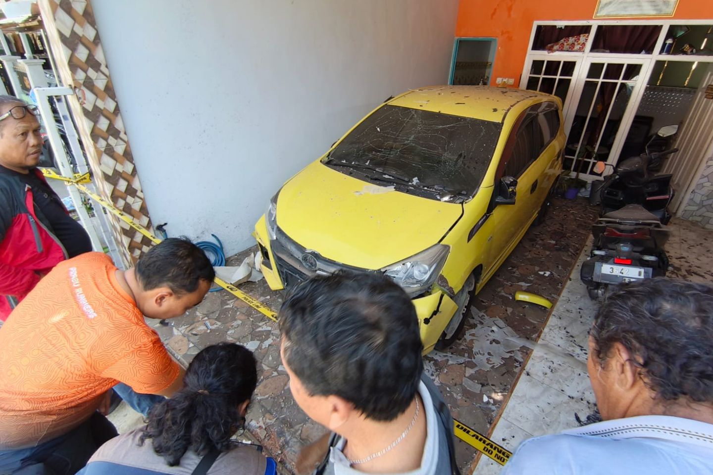Diteror Alat Peledak Saat Dini Hari, Rumah Warga di Probolinggo Rusak
