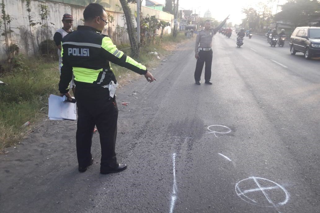 Seorang Biker Tewas Terlindas Truk Tronton di Driyorejo Gresik