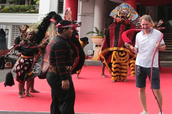 Kapal Pesiar Sandar di Pelabuhan, Wisman Keliling Tempat Wisata Surabaya