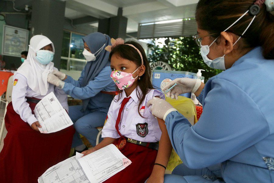 Ingin Sekolah Tatap Muka, Orang Tua Antusias Antarkan Anak Vaksin Covid