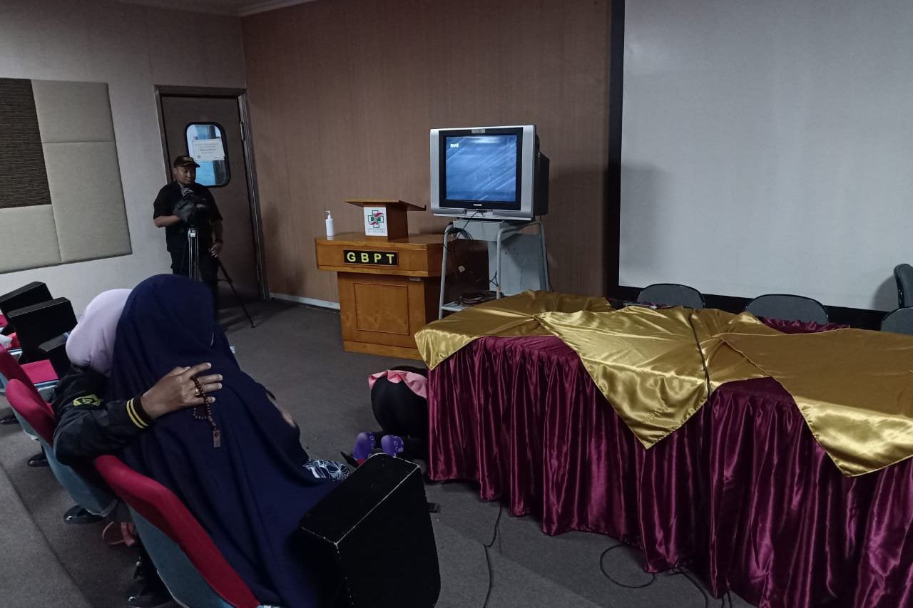 Gelisahnya Orang Tua Kembar Siam Saksikan Operasi Pemisahan Putrinya