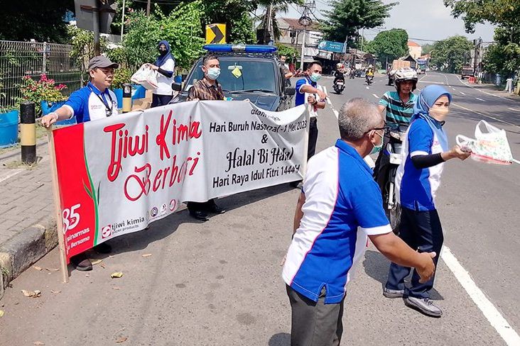 Peringati Mei Day, 1.000 Nasi Kotak Dibagikan SPSI dan Manajemen di Depan Tjiwi Kimia