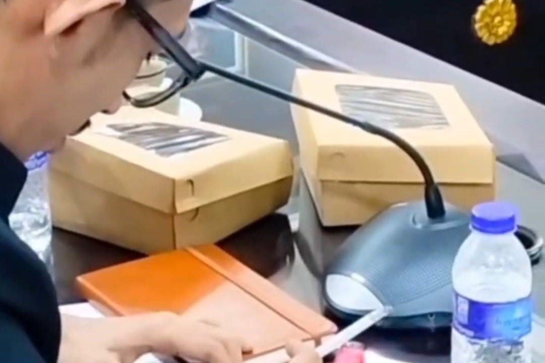 Viral Anggota DPRD Main Game dan Merokok saat Rapat, Pakar Hukum: Cederai Etika Pejabat Publik