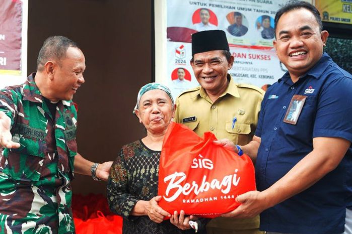 SIG Bagikan 1.535 Paket Sembako Ramadan ke Enam Desa di Kabupaten Gresik