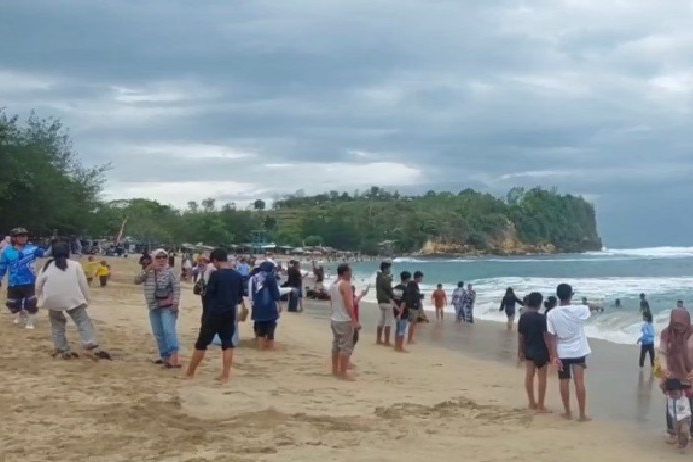 Pantai Tambakrejo, Destinasi Wisata yang Tetap Menjaga Kampung Nelayan di Blitar