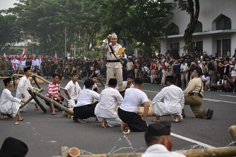 Parade Surabaya Juang di Peringatan Hari Pahlawan, Eri Cahyadi Kobarkan Semangat Perjuangan