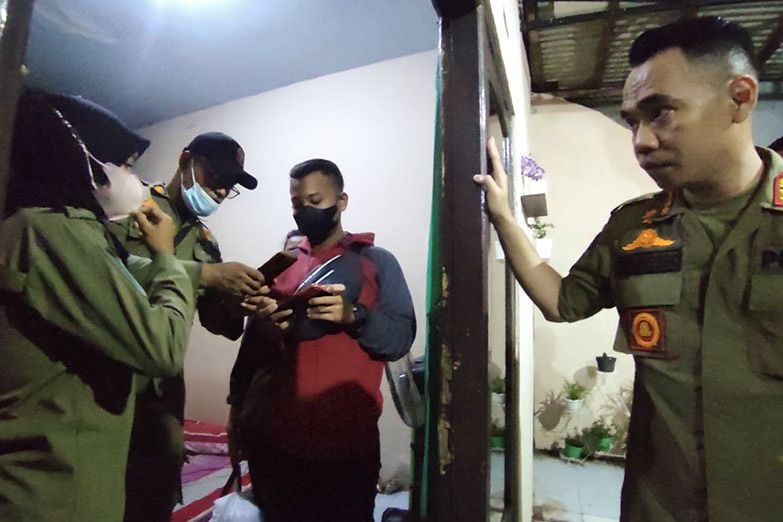 Dua Pasangan Anak Muda Terjaring Razia, Terciduk Asik Mesum di Kamar Kos