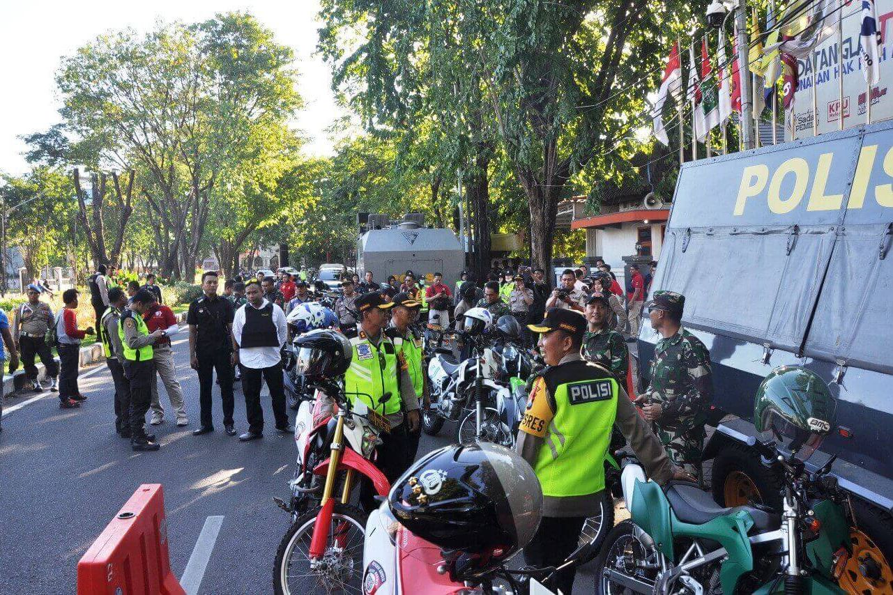 Polisi dan TNI Pantau Pergerakan Massa di KPU Surabaya