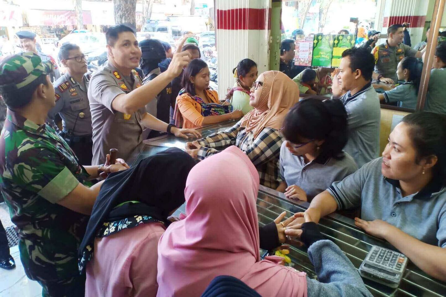 Anggota TNI dan Polri Patroli Bank di Kota Probolinggo